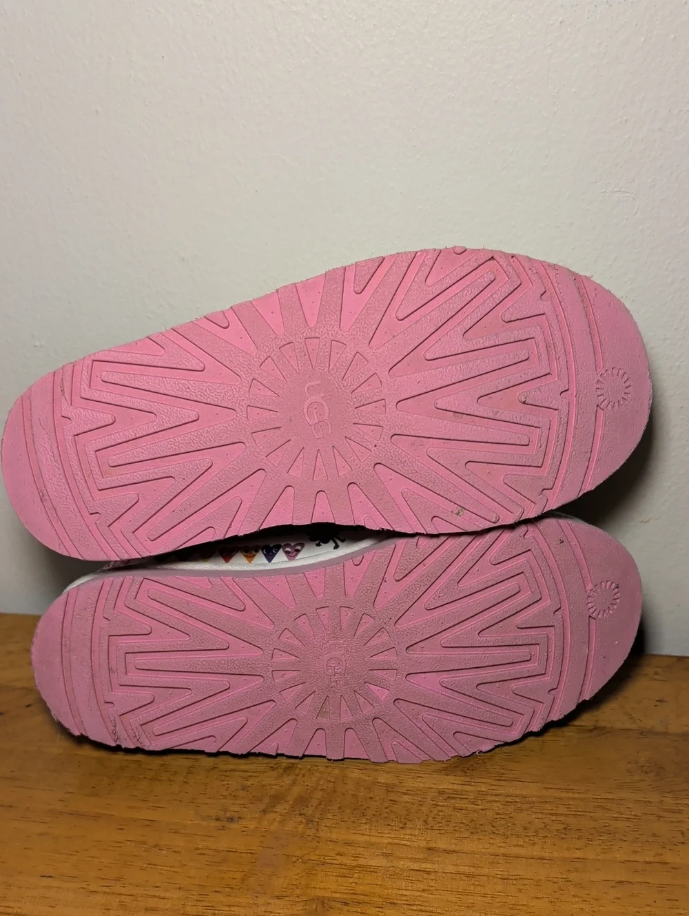 UGG Tazz Pop Sketch Slippers White Leather Colorful Humberto Cruz Girls Size 5